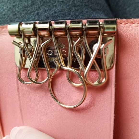 GUCCI Pink Patent Leather GG Gold Heart Logo Key/Card Holder - Picture 7 of 12